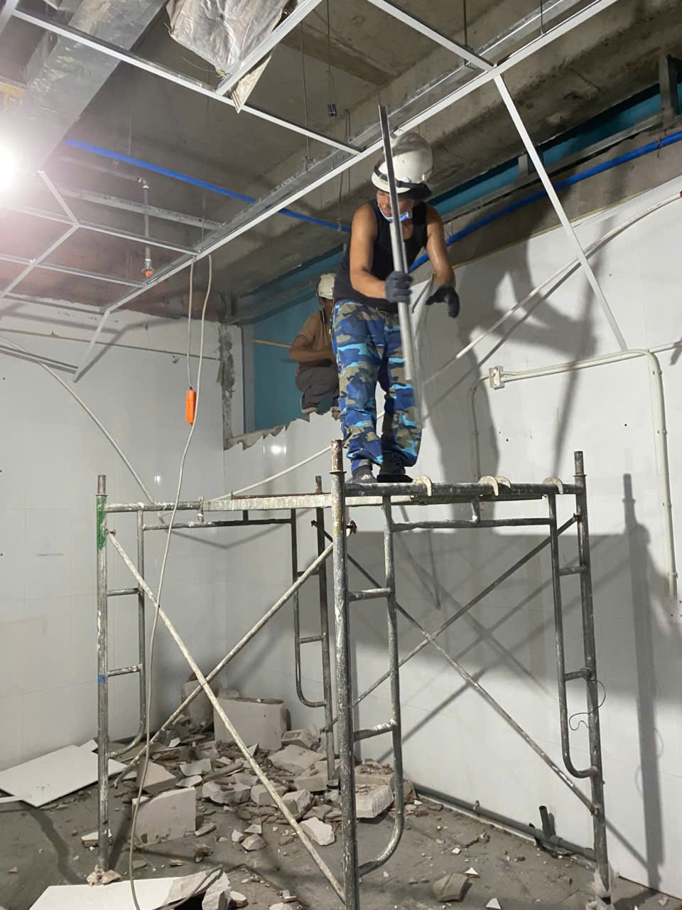 Đội ngũ Lộc Phát đang thi công tháo dỡ gian hàng tại trung tâm thương mại